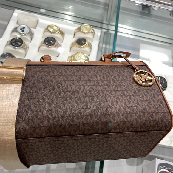 Michael Kors med Duffel Travel - Leather/Coated
35S2GTFU2B
BROWN
MD DUFFLE NWT - Picture 10 of 16